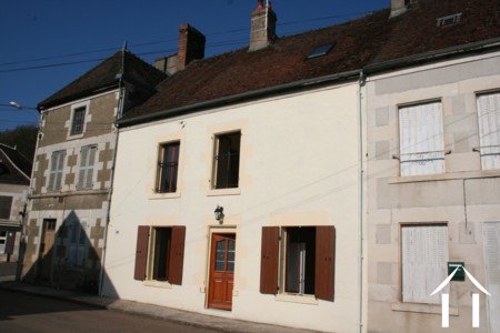 Beautifully renovated 5 bedroom town house