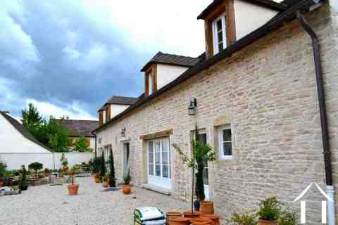 Renovated in style, character, just 3 min from Beaune