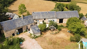 Hamlet with 4 houses in beautiful valley in the Morvan