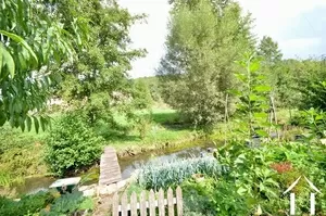 jardin va jus'qua la rivier.