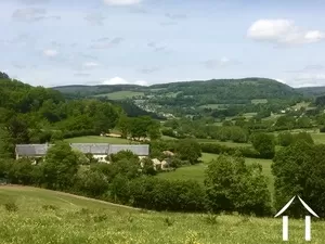 Hamlet with 4 houses in beautiful valley in the Morvan Ref # BH5361L 